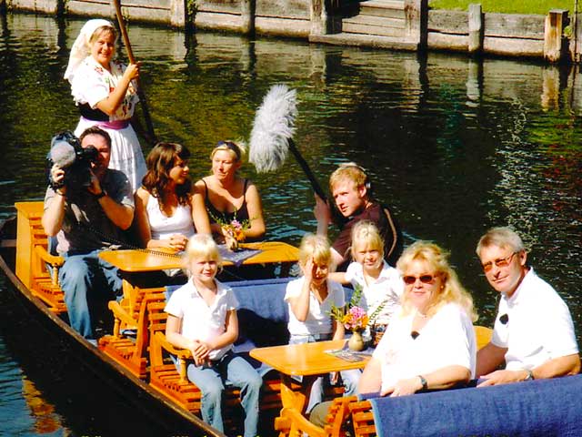 Kahn und Spreewälder Trachtenfrau
